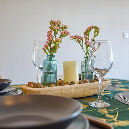 Elegant Seafront Apartman