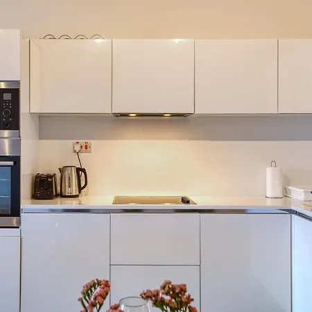 Elegant Seafront Apartman