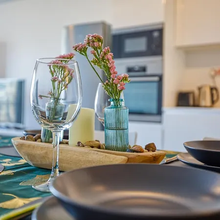 Elegant Seafront Apartman