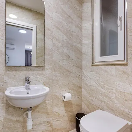 Elegant Seafront Apartman