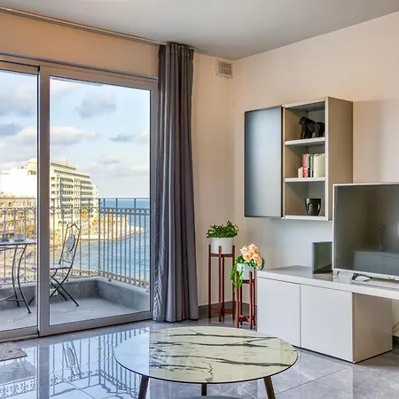 Elegant Seafront Apartment *