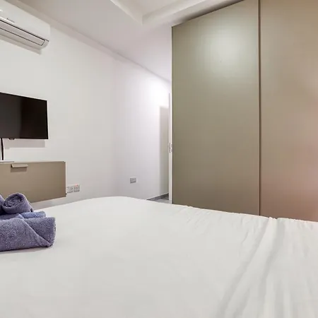 Elegant Seafront Apartment San Ġiljan