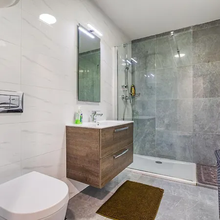 Elegant Seafront Apartment San Ġiljan